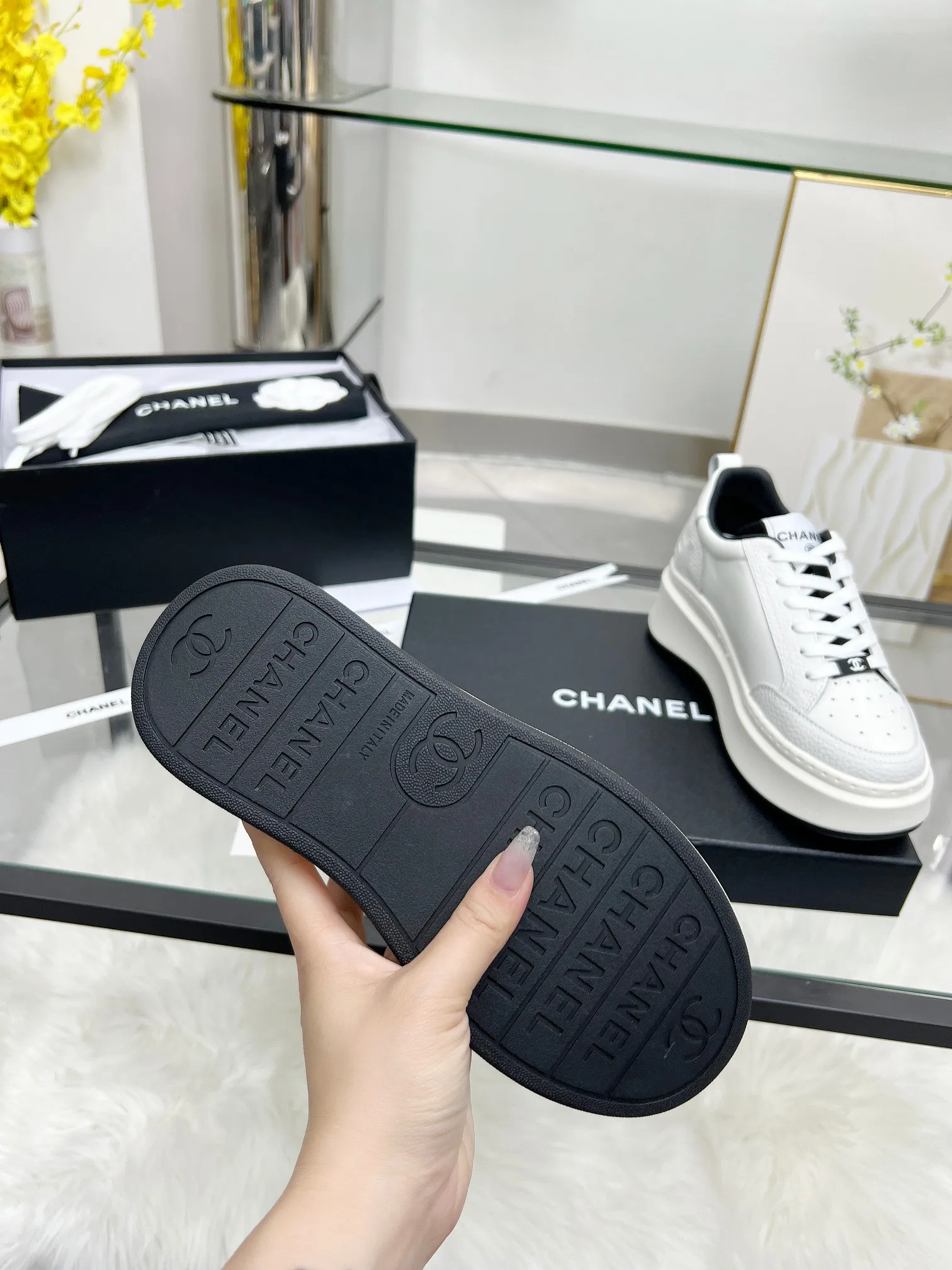 👟👟Ex-factory price 540👟👟 CHANEL 25C spring and summer new sports shoes official website is available at the same time ❤️ Counter out-of-stock kings. Major bloggers are recommending new styles on social days. This season’s new styles are simply eye-catching and look great on the feet. The casual casual sports style is refreshing and natural, interpreting Chanel’s fashionable femininity. The overall customization makes all sports shoes on the market at that time obsolete. This series is now available for sale! The upper is made of custom imported pebbled calf leather ➕ custom frosted calf leather. The lining is made of original one-to-one professionally customized mesh. Hardware accessories. Original full set of molds (not common in the market). Original custom molded TPU combination outsole. Height 4 cm. Women's size 35-39.